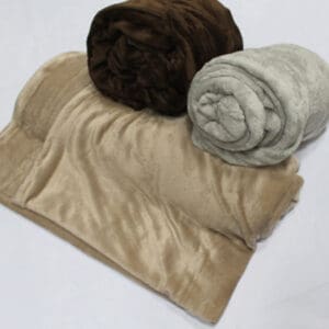 Cojines de cabaña escandinava en tonos beige, gris y marrón, ideales para decoración y confort en ho.