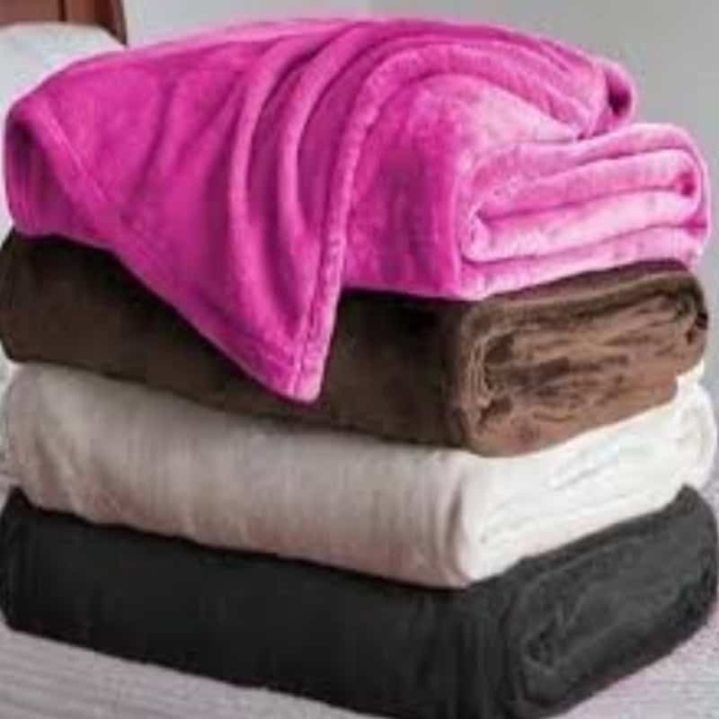 Cojín escandinavo en tonos rosa y marrón para decoración moderna.