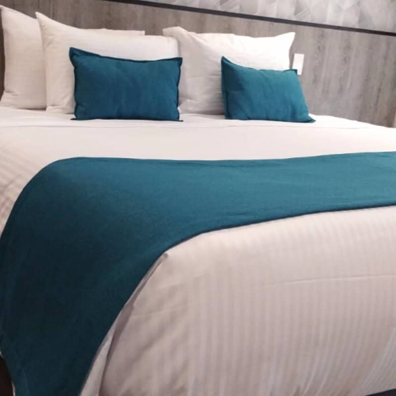 Cubre cama de microfibra azul y blanca para hotel y hospital.
