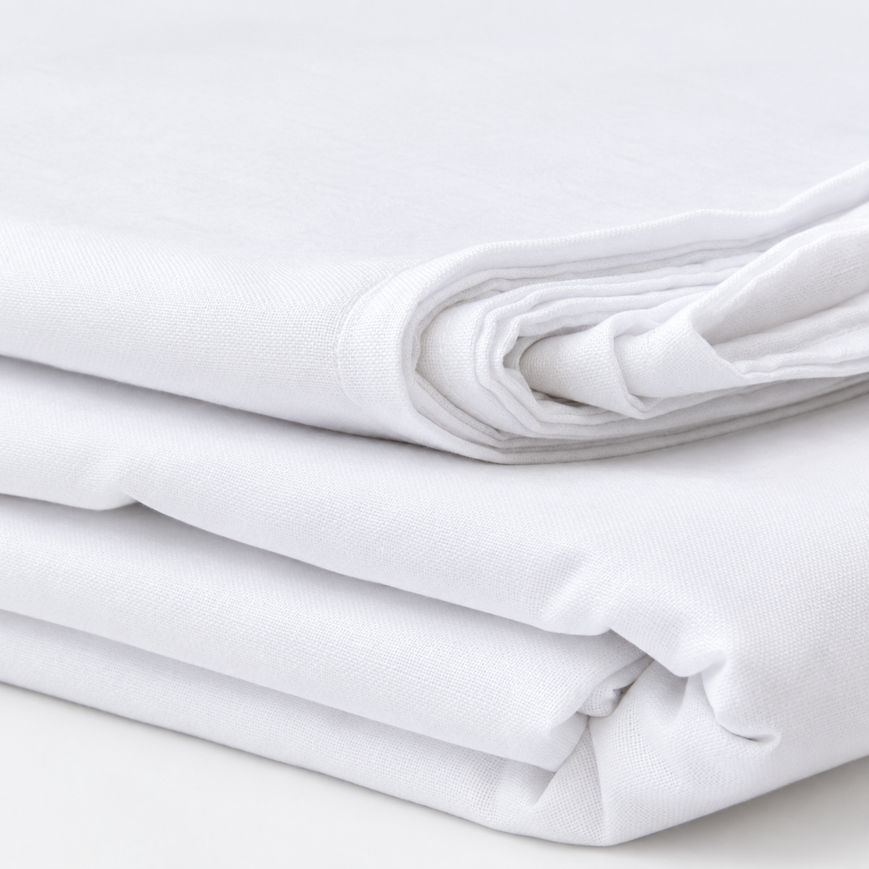 Sábanas blancas dobladas en capas